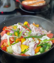 mực xào ớt chuông cà chua