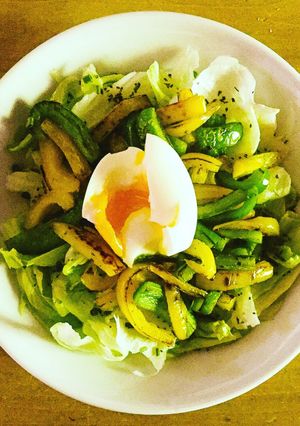 Une photo de Salade de poivron jaune/vert et œuf mollet