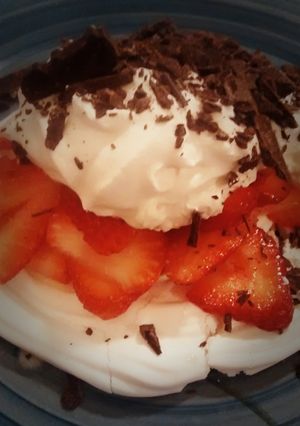A picture of Strawberry cream meringues.