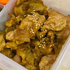 A picture of Stir-fried Ginger pork with onions.