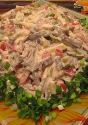 Фото Салат с сердцем, копченым сыром и овощами.