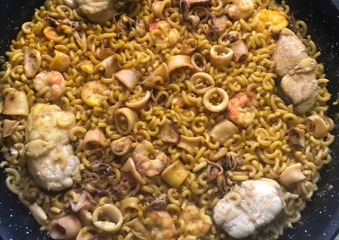 Fideuà de rape, calamares y gambones