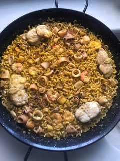 Una foto de Fideuà de rape, calamares y gambones