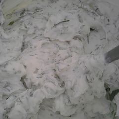 A picture of White sauce with yoghurt.