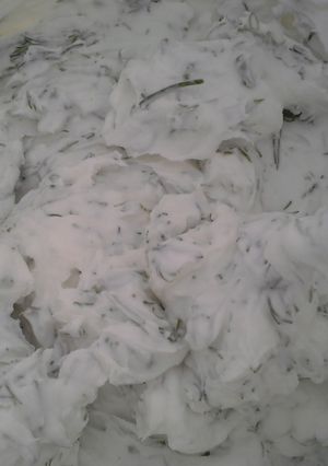 A picture of White sauce with yoghurt.