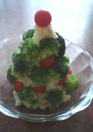 A picture of A Potato Salad Christmas Tree.