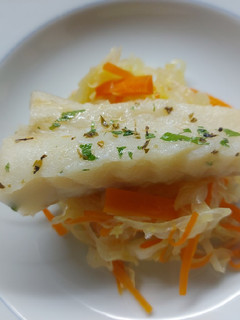 Una foto de Bacalao a baja temperatura con repollo y zanahoria