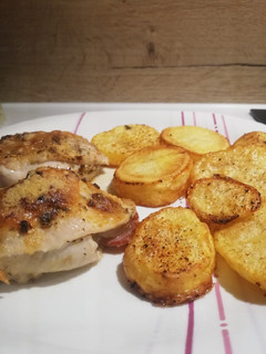 Una foto de Pollo relleno y patatas asadas