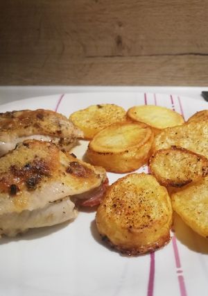 Una foto de Pollo relleno y patatas asadas