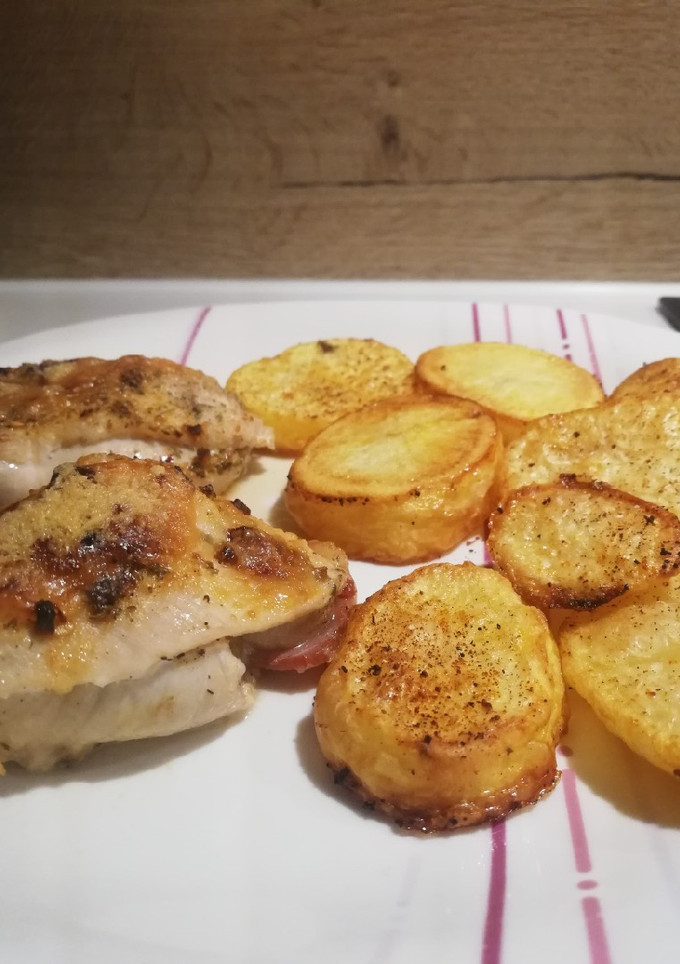 Una foto de Pollo relleno y patatas asadas