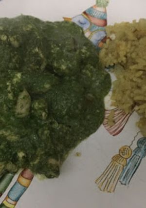 Una foto de Pollo gratinado con salsa de espinaca