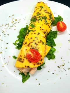 Una foto de Tortilla francesa con pavo y bechamel