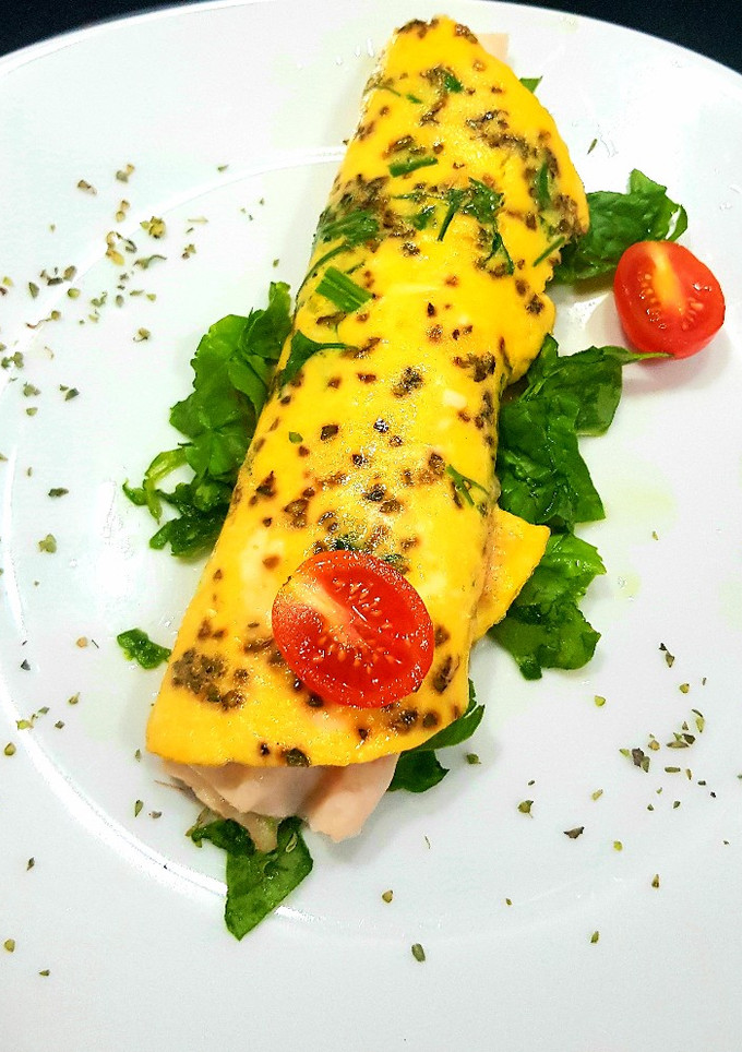 Una foto de Tortilla francesa con pavo y bechamel