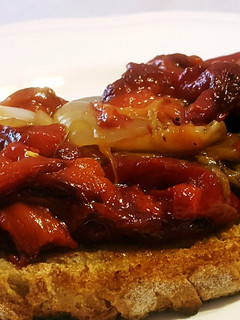 Una foto de Tostada con escalivada (hecha al horno)
