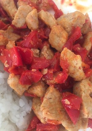Una foto de Cerdo agridulce con pimentón rojo