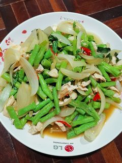 รูปของ อกไก่ผัดถั่วฝักยาวใส่หอมใหญ่ใบโหระพาลีนๆ😄😄