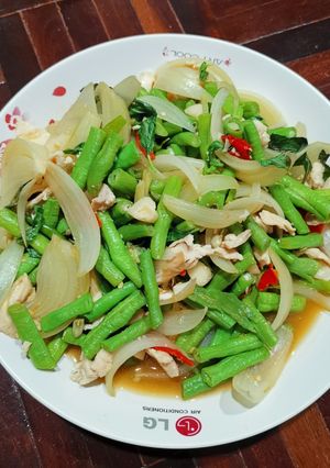 รูปของ อกไก่ผัดถั่วฝักยาวใส่หอมใหญ่ใบโหระพาลีนๆ😄😄