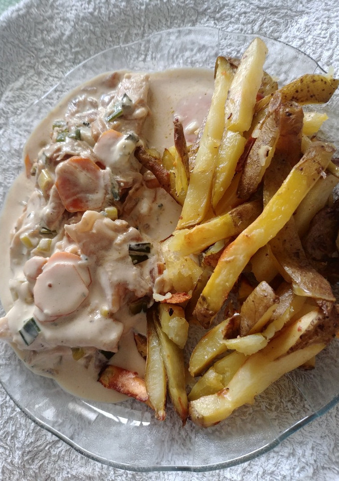 Una foto de Pescado con crema de roquefort y papas fritas 🍟 🧀