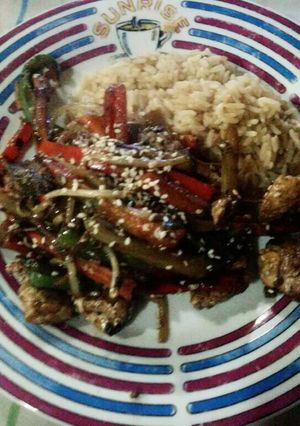 Una foto de Chop Suey de cerdo y verduras a la Plancheta