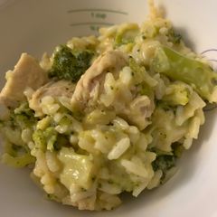 A picture of Chicken and broccoli rice skillet.