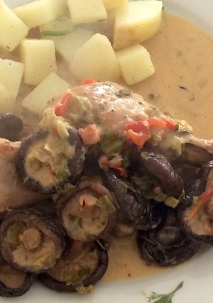 Una foto de Muslitos de pollo con hongos secos