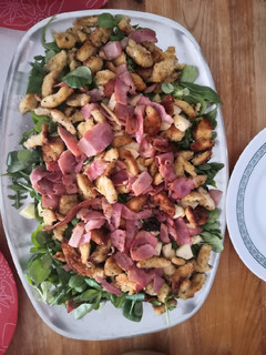 Una foto de Ensalada crujiente de pollo