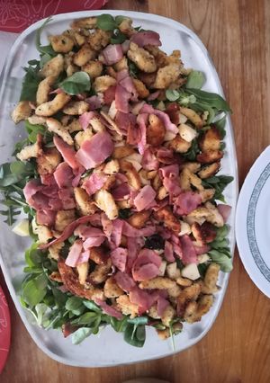 Una foto de Ensalada crujiente de pollo
