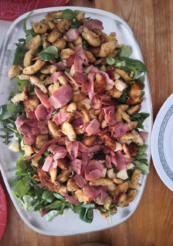 Una foto de Ensalada crujiente de pollo