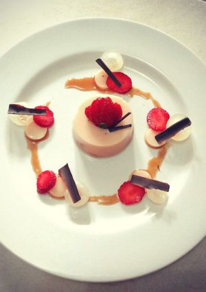Foto resep puding strawberry susu dengan saus karamel