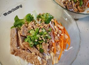 Hình của món Bún thịt nướng (thịt ram)/ Pork & Fresh Rice Vermicelli Noodles.