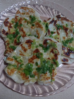 Foto de Naan (Pão Indiano) com manteiga de coentros