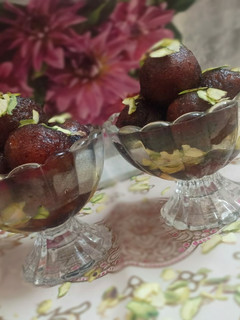 ગુલાબ જાંબુ (Gulab Jamun Recipe In Gujarati) રેસીપી મુખ્ય ફોટો