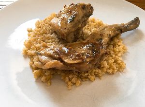Una foto de Conejo a la mostaza (sobre bulgur, que me tiene enamorao a mí el bulgur)