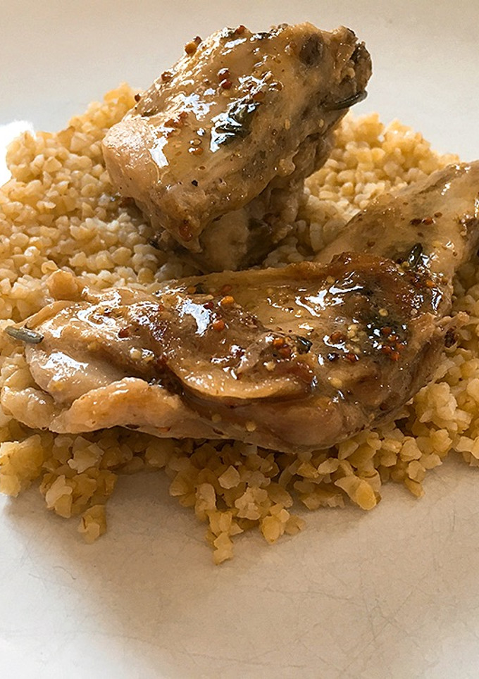 Una foto de Conejo a la mostaza (sobre bulgur, que me tiene enamorao a mí el bulgur)