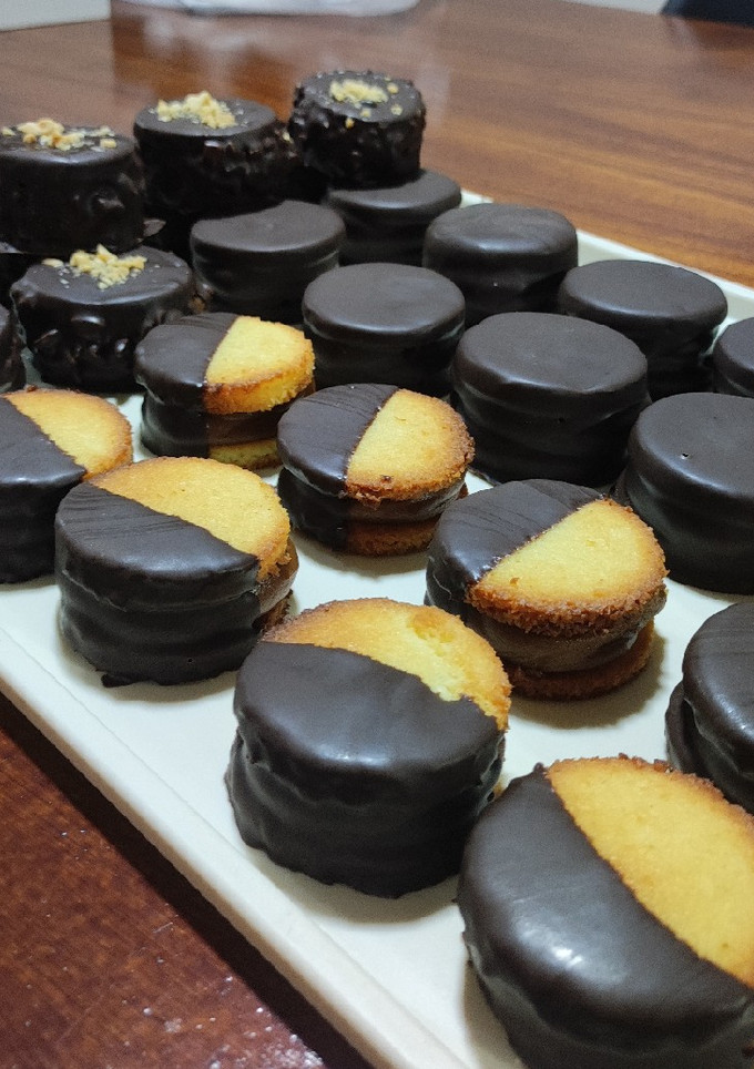 Una foto de Alfajorcitos de coco y dulce de leche