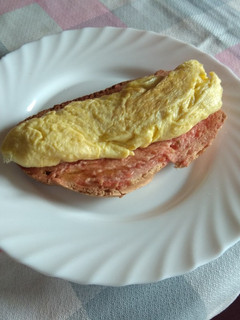 Una foto de Pan con tomate y tortilla