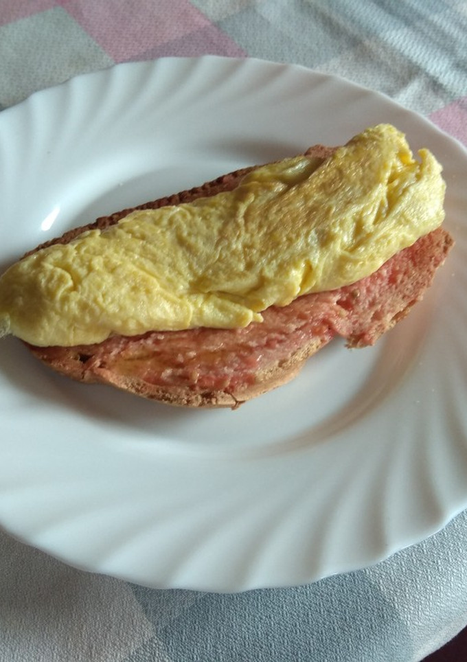 Una foto de Pan con tomate y tortilla