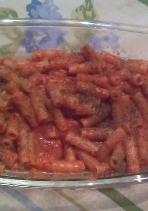 Una foto de Macarrones con salsa y queso👏👏👌👌😋👍
