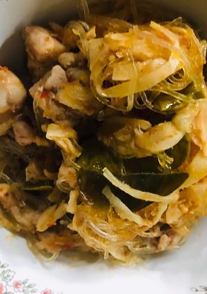 รูปของ ห่อนึ่งไก่ใส่วุ้นเส้นกับหน่อไม้ดอง