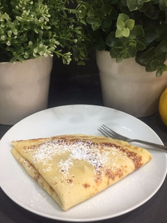 Una foto de Crepes con crema de limón