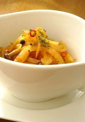 A picture of Spicy Onion and Shimeji Mushrooms with Ketchup.