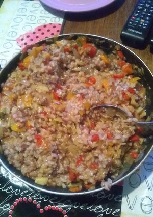 Una foto de Guiso de arroz yamaní con verduritas
