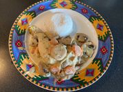 Une photo de filet de poulet champignons