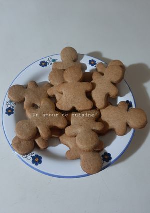 Une photo de Biscuits bonhommes de Noël en pain d'épices 🎄