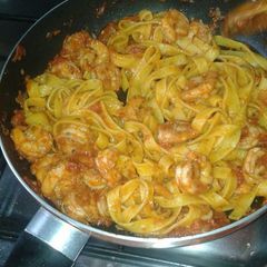 A picture of Pastas with spicy shrimps and tomato sauce.