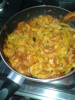 A picture of Pastas with spicy shrimps and tomato sauce.