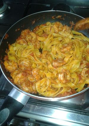 A picture of Pastas with spicy shrimps and tomato sauce.