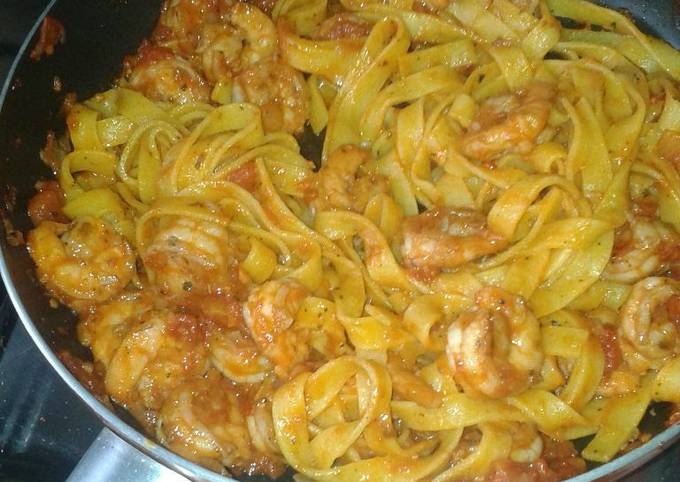 Pastas with spicy shrimps and tomato sauce recipe main photo