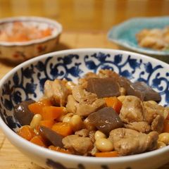A picture of My Mom's Simmered Chicken and Konnyaku.