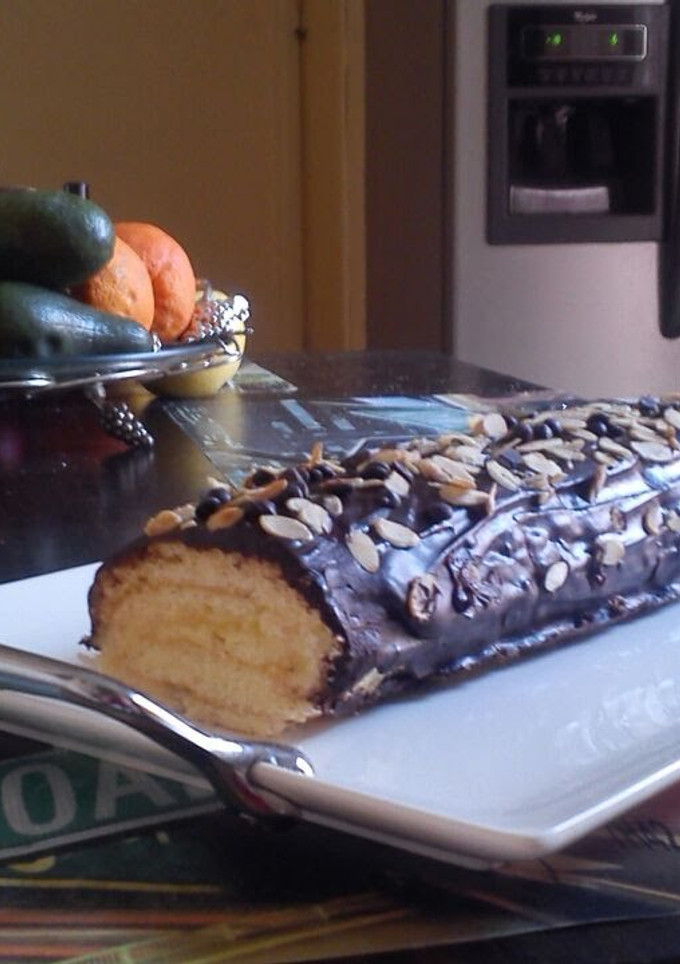 A picture of Swiss roll with lemon curd.